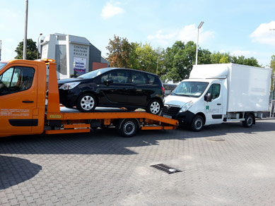 Opel Movano laweta pomoc drogowa przed salonem w Raszynie